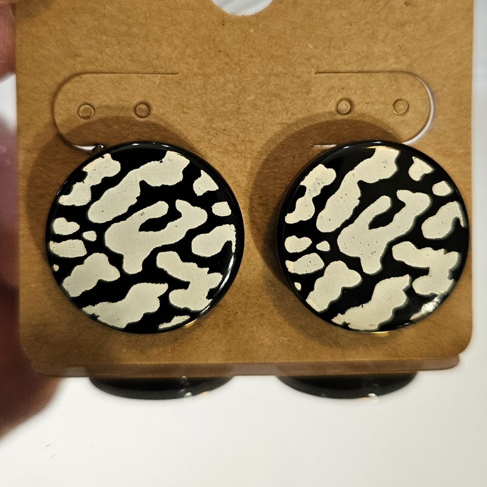 Vintage Black and White Clip-on Earrings - Picture 4 of 4
